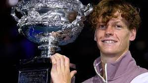 Jannik Sinner con il trofeo dell'Australian Open