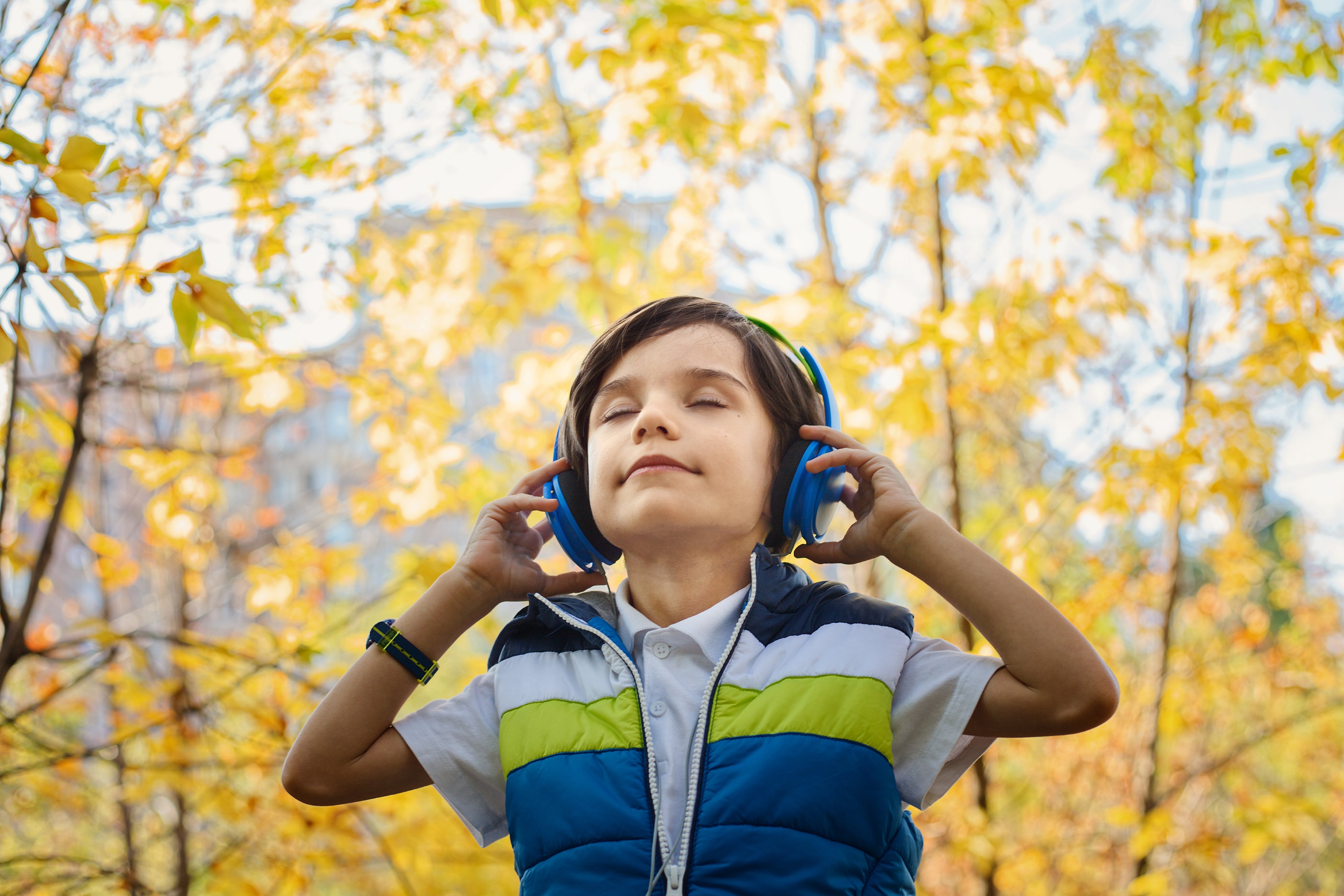 Un bambino che ascolta musica