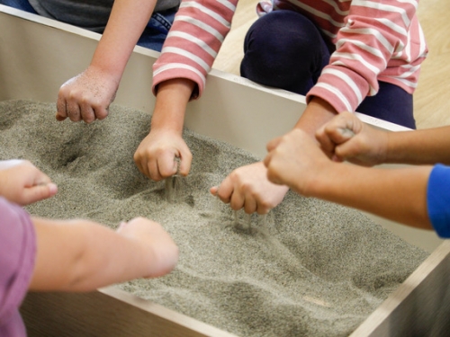 Attività dei bambini alla scuola Nuova Educazione di Milano