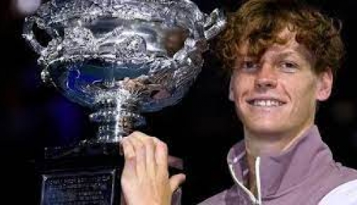 Jannik Sinner con il trofeo dell'Australian Open